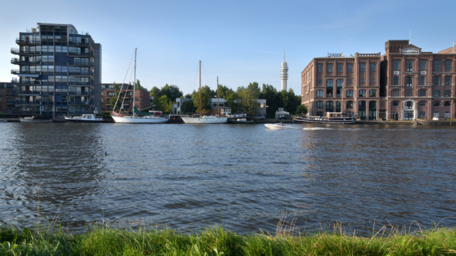 Urban Fabric Development _ Projecten _ Veerdijk 44 wormer _ Kade aan de voorkant bootjes water