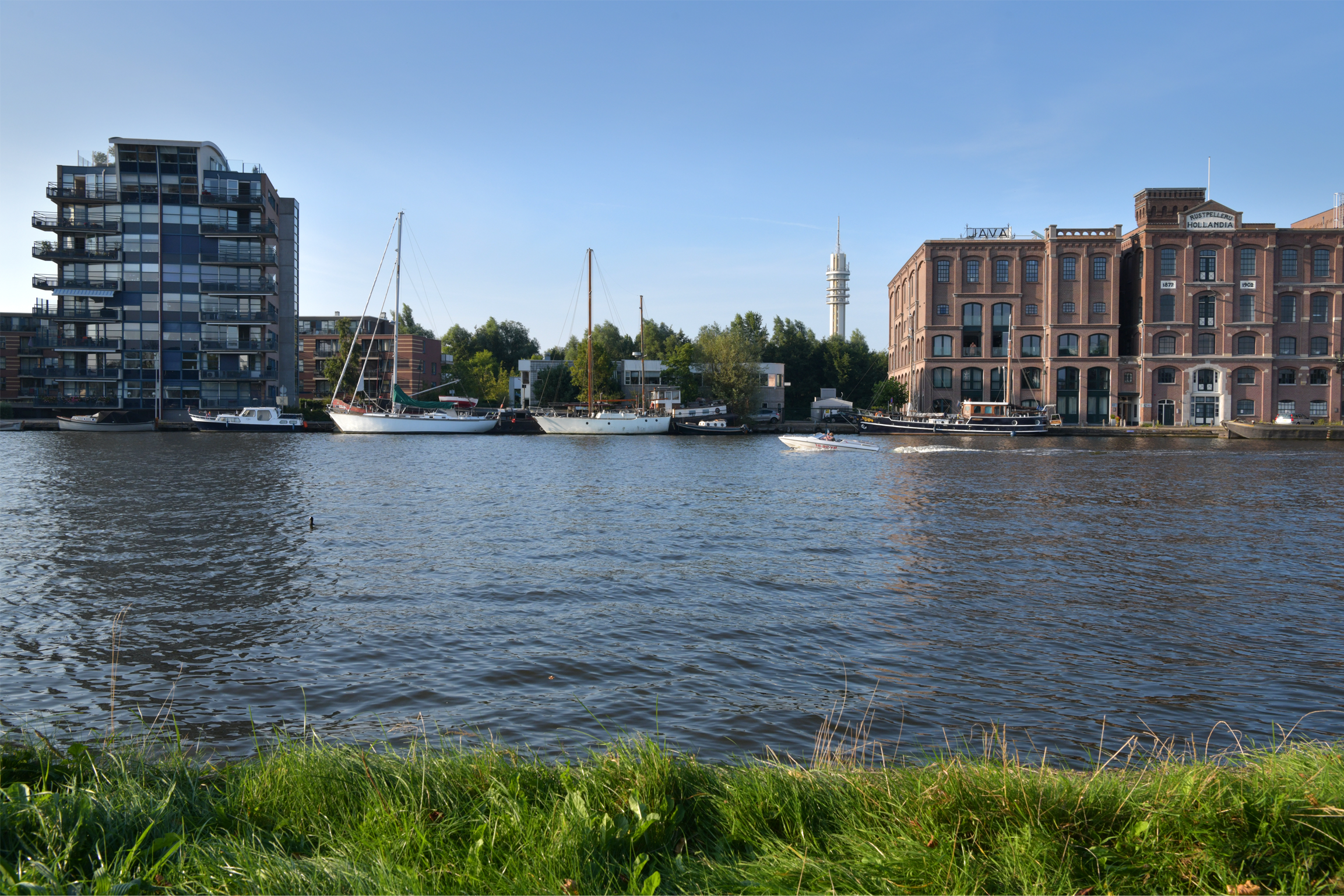 Urban Fabric Development _ Projecten _ Veerdijk 44 wormer _ Kade aan de voorkant bootjes water